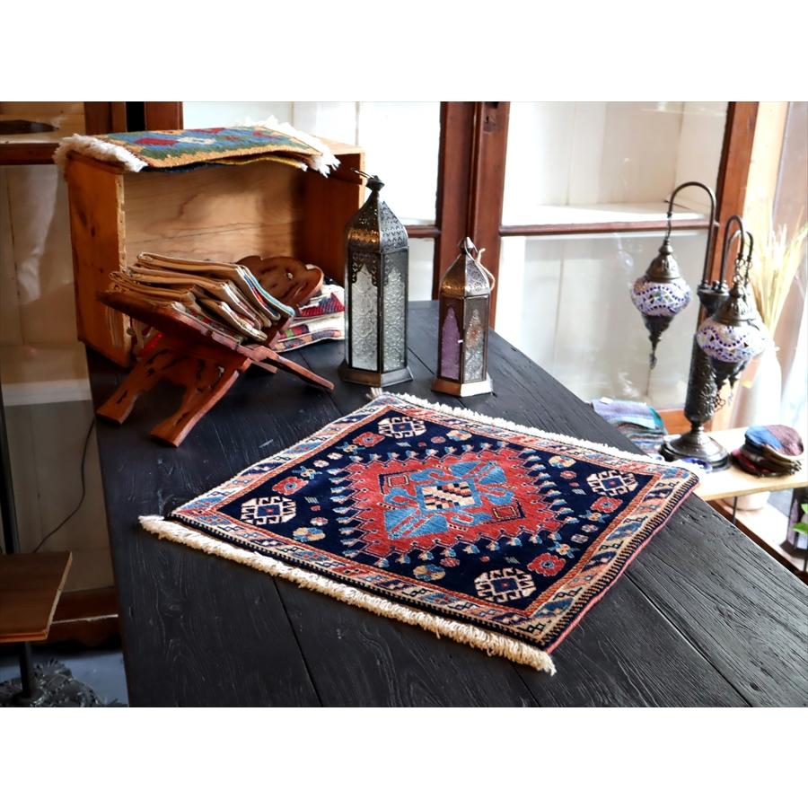 ギャッベ ウールの手織りマット50x51cm ネイビー＆レッド 青のひし形メダリオン/カシュクーリ OUTLET 一部キズあり | ブランド登録なし | 02