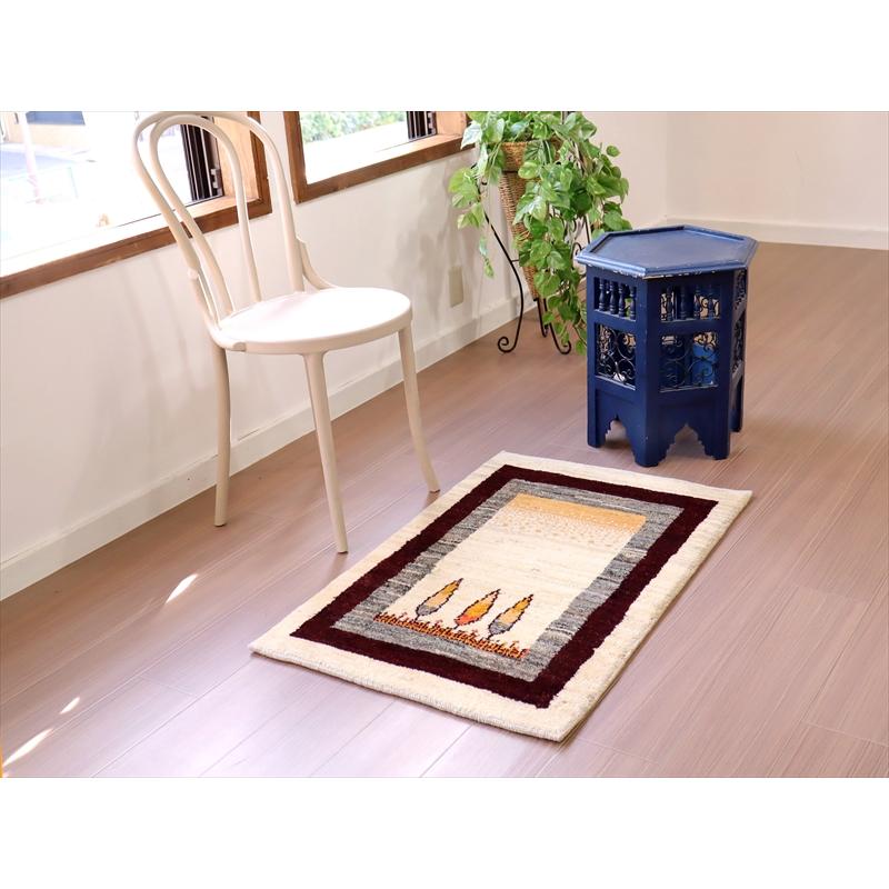 ギャッベ　ノマド　イラン産手織りラグ 93x62cm イトスギのある風景　アイボリー/ワインレッド | ブランド登録なし | 01