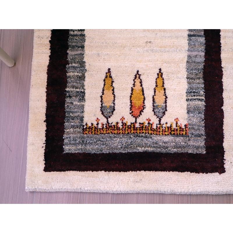 ギャッベ　ノマド　イラン産手織りラグ 93x62cm イトスギのある風景　アイボリー/ワインレッド | ブランド登録なし | 03