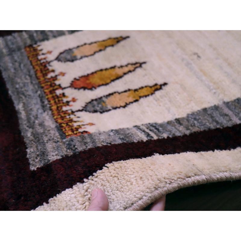 ギャッベ　ノマド　イラン産手織りラグ 93x62cm イトスギのある風景　アイボリー/ワインレッド | ブランド登録なし | 05