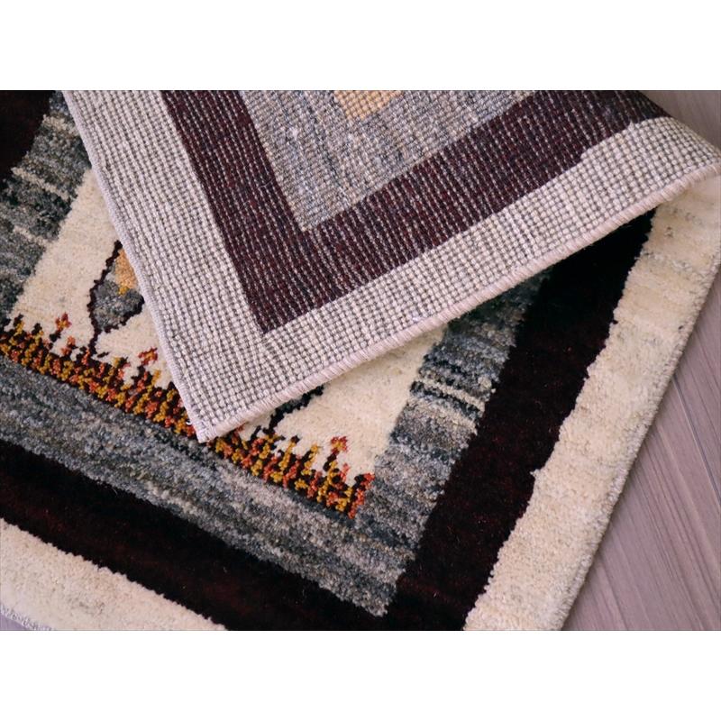 ギャッベ　ノマド　イラン産手織りラグ 93x62cm イトスギのある風景　アイボリー/ワインレッド | ブランド登録なし | 08