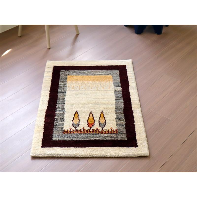 ギャッベ　ノマド　イラン産手織りラグ 93x62cm イトスギのある風景　アイボリー/ワインレッド | ブランド登録なし | 09