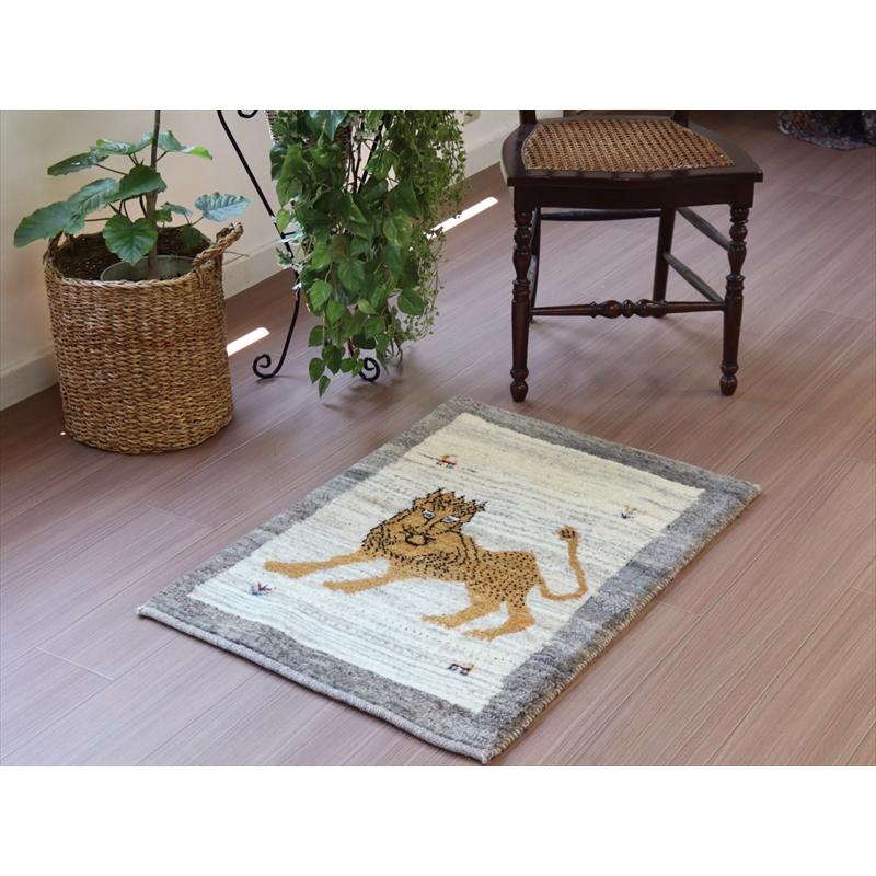 ライオンギャッベ 玄関マットサイズ 87x60cm ライオンと動物と生命の木