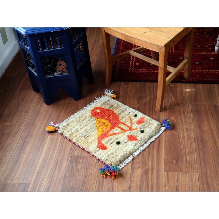 ギャッベ イラン産手織り 座布団サイズ 42×40cm ナチュラルアイボリー 佇んでいる小鳥 |  | 01