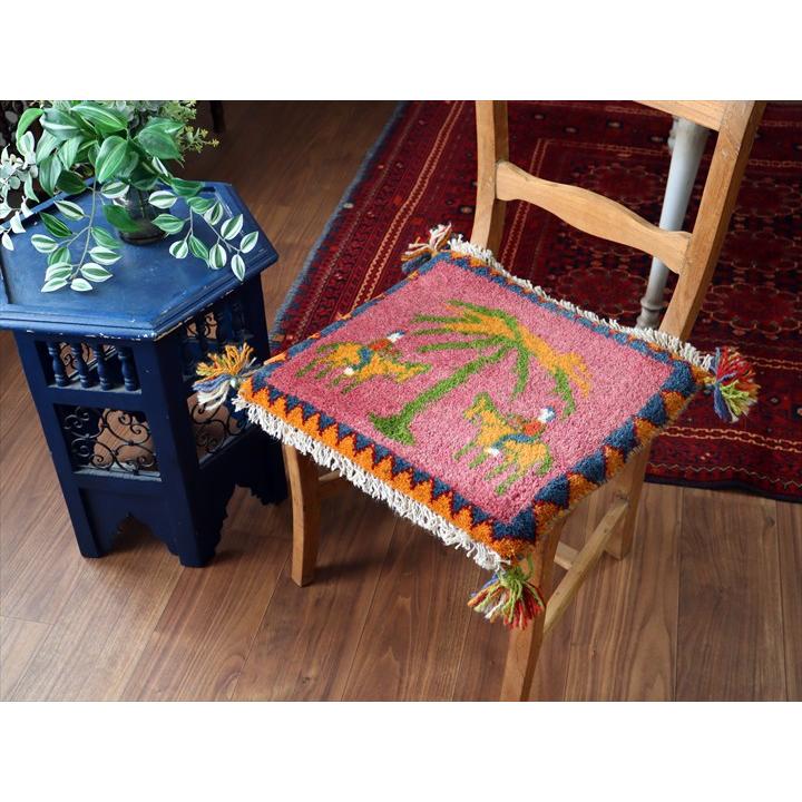 ギャッベ イラン産手織り 座布団サイズ 41×43cm マゼンダ 向かい合う馬と遊牧民 |  | 01