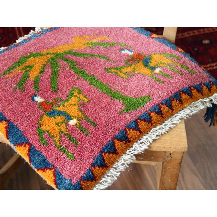 ギャッベ イラン産手織り 座布団サイズ 41×43cm マゼンダ 向かい合う馬と遊牧民 |  | 02
