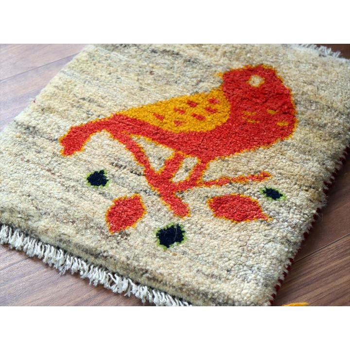 ギャッベ イラン産手織り 座布団サイズ 42×39cm ナチュラルアイボリー 佇んでいる小鳥 |  | 02