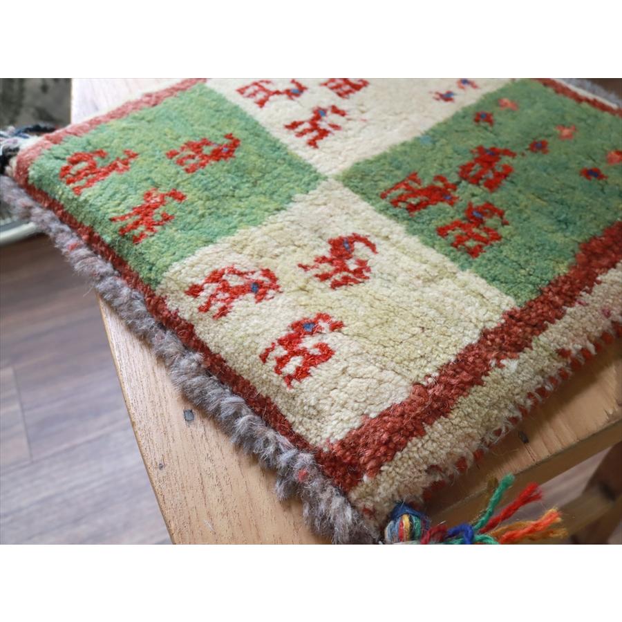 ギャッベ イラン産手織り 座布団サイズ 36x34cm クリーム色とグリーン |  | 02