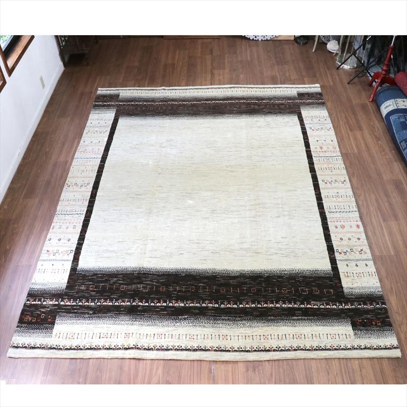 ギャッベ 手織り イラン 特大8M2 リズバフト 細かな織り 333x256cm ナチュラルアイボリー　無地　ダークブラウンのボーダー | 