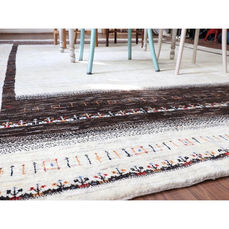 ギャッベ 手織り イラン 特大8M2 リズバフト 細かな織り 333x256cm ナチュラルアイボリー　無地　ダークブラウンのボーダー |  | 18