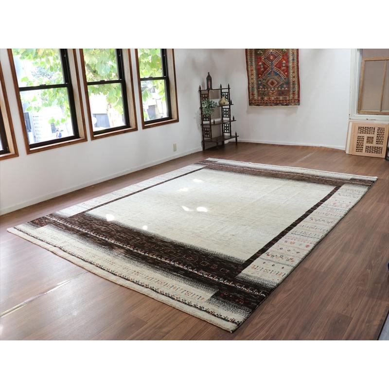 ギャッベ 手織り イラン 特大8M2 リズバフト 細かな織り 333x256cm ナチュラルアイボリー　無地　ダークブラウンのボーダー |  | 01