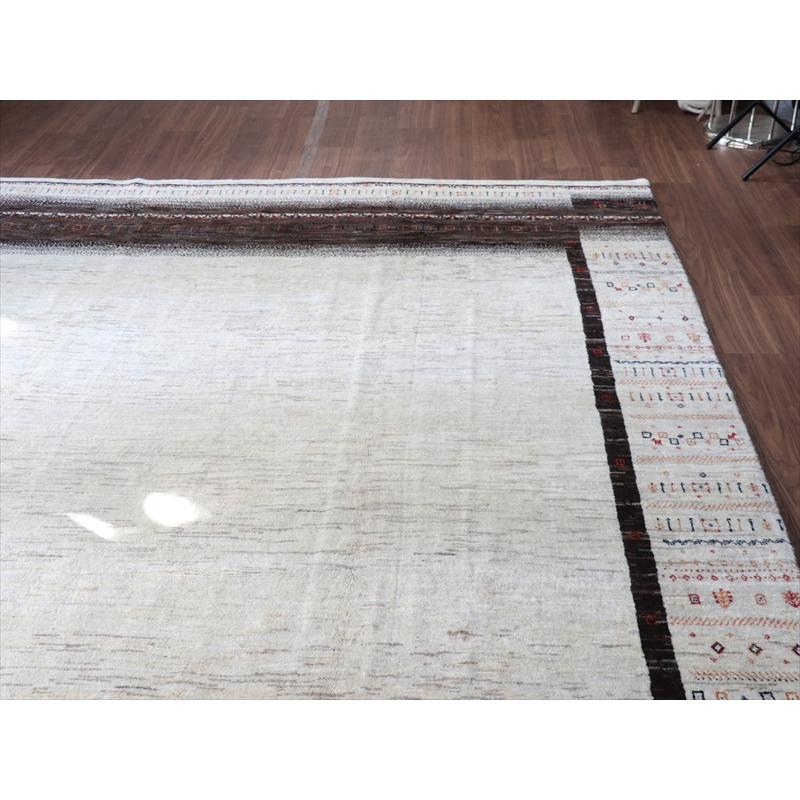 ギャッベ 手織り イラン 特大8M2 リズバフト 細かな織り 333x256cm ナチュラルアイボリー　無地　ダークブラウンのボーダー |  | 02