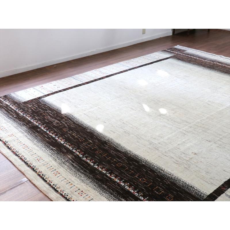 ギャッベ 手織り イラン 特大8M2 リズバフト 細かな織り 333x256cm ナチュラルアイボリー　無地　ダークブラウンのボーダー |  | 03