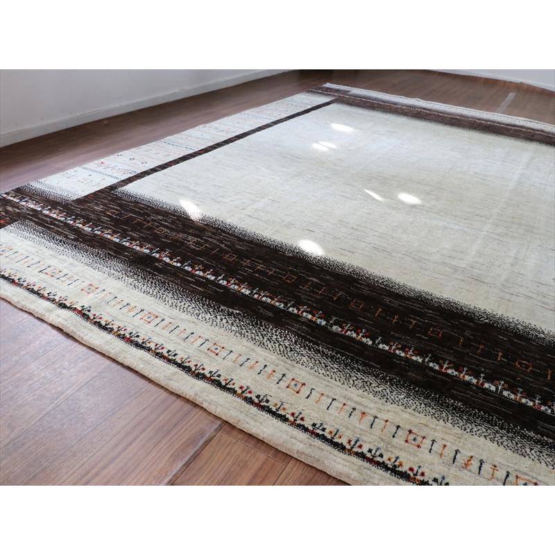 ギャッベ 手織り イラン 特大8M2 リズバフト 細かな織り 333x256cm ナチュラルアイボリー　無地　ダークブラウンのボーダー |  | 04