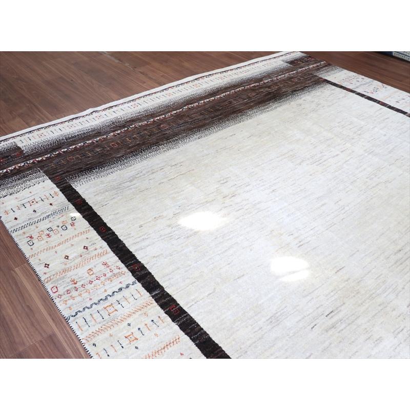 ギャッベ 手織り イラン 特大8M2 リズバフト 細かな織り 333x256cm ナチュラルアイボリー　無地　ダークブラウンのボーダー |  | 05