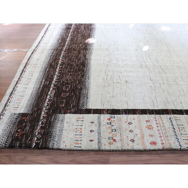 ギャッベ 手織り イラン 特大8M2 リズバフト 細かな織り 333x256cm ナチュラルアイボリー　無地　ダークブラウンのボーダー |  | 08