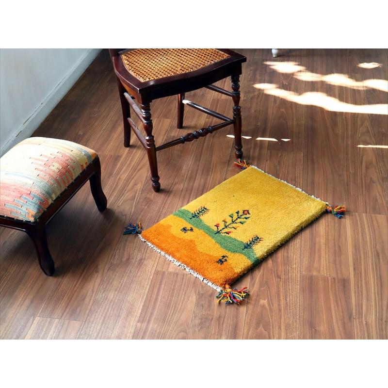 ギャッベ ミニギャベ イラン手織り 57×39cm イエローオレンジ 丘の上の生命の樹と動物 |  | 01