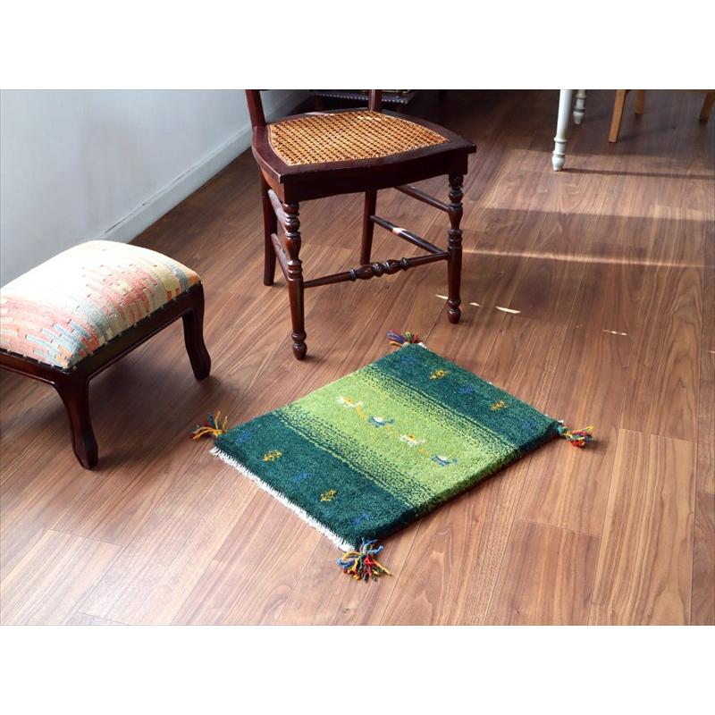 ギャッベ ミニギャベ イラン手織り 55×42cm グリーン ラクダのキャラバンと生命の樹 |  | 01