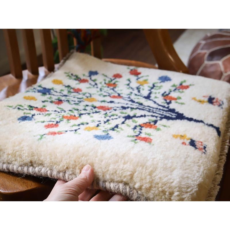 ギャッベ イラン産手織り 座布団サイズ 38x42cm ナチュラルアイボリー　花をつけた生命の木 |  | 02