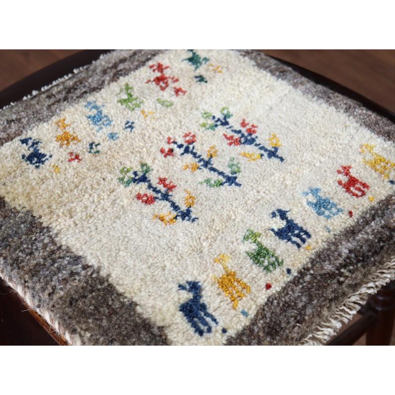 ギャッベ イラン産手織り 座布団サイズ 39×37cm ナチュラルアイボリー カラフルな動物と生命の樹 |  | 02