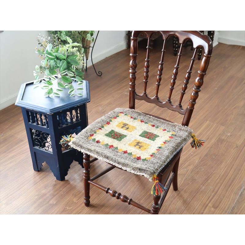 ギャッベ イラン産手織り 座布団サイズ 39×43cm ナチュラルアイボリー カラフルなタイル 動物と生命の樹 |  | 01