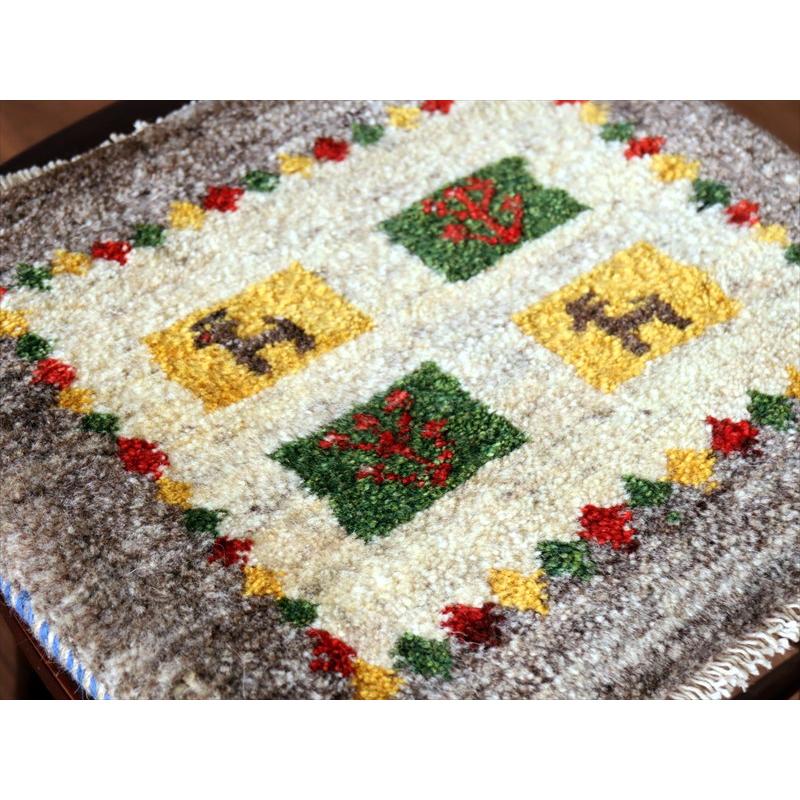 ギャッベ イラン産手織り 座布団サイズ 39×43cm ナチュラルアイボリー カラフルなタイル 動物と生命の樹 |  | 02
