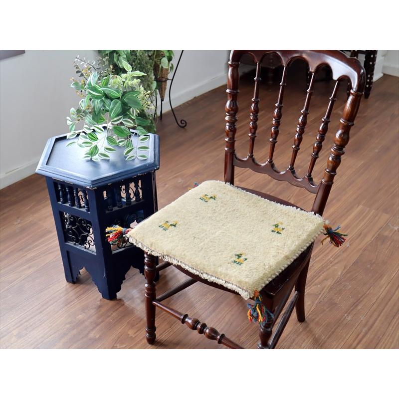 ギャッベ イラン産手織り 座布団サイズ 37×41cm ナチュラルアイボリー 動物モチーフ |  | 01