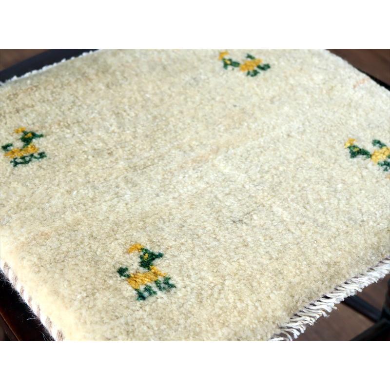 ギャッベ イラン産手織り 座布団サイズ 37×41cm ナチュラルアイボリー 動物モチーフ |  | 02