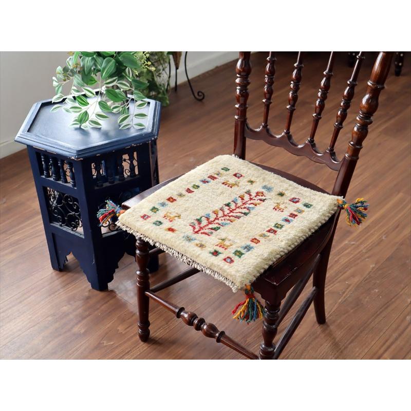 ギャッベ イラン産手織り 座布団サイズ 39×38cm ナチュラルアイボリー 連なる生命の樹と動物 |  | 01