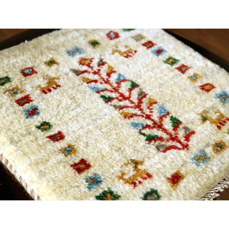 ギャッベ イラン産手織り 座布団サイズ 39×38cm ナチュラルアイボリー 連なる生命の樹と動物 |  | 02