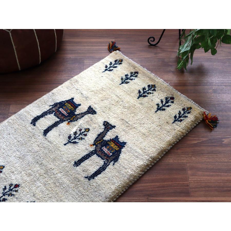 ギャッベ イラン産手織りラグ 93x60cm ２頭のラクダ アイボリー |  | 02