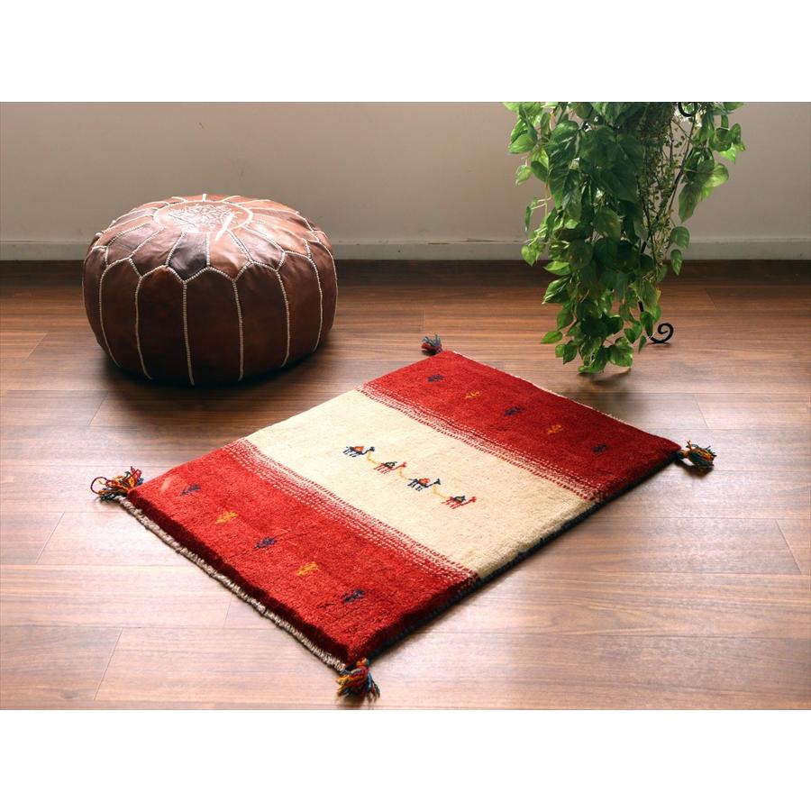 ギャッベ イラン産手織りラグ 85x63cm ラクダのキャラバン レッド＆アイボリー |  | 01