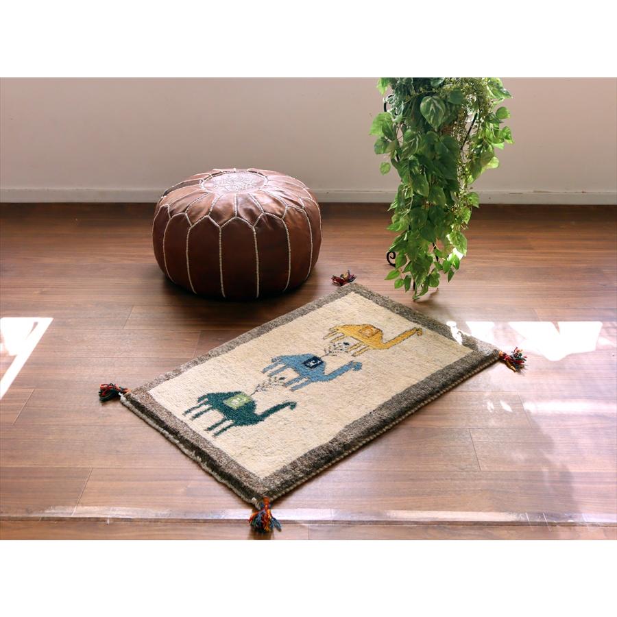 ギャッベ イラン産手織りラグ 88x55cm ラクダと植物 アイボリー |  | 01