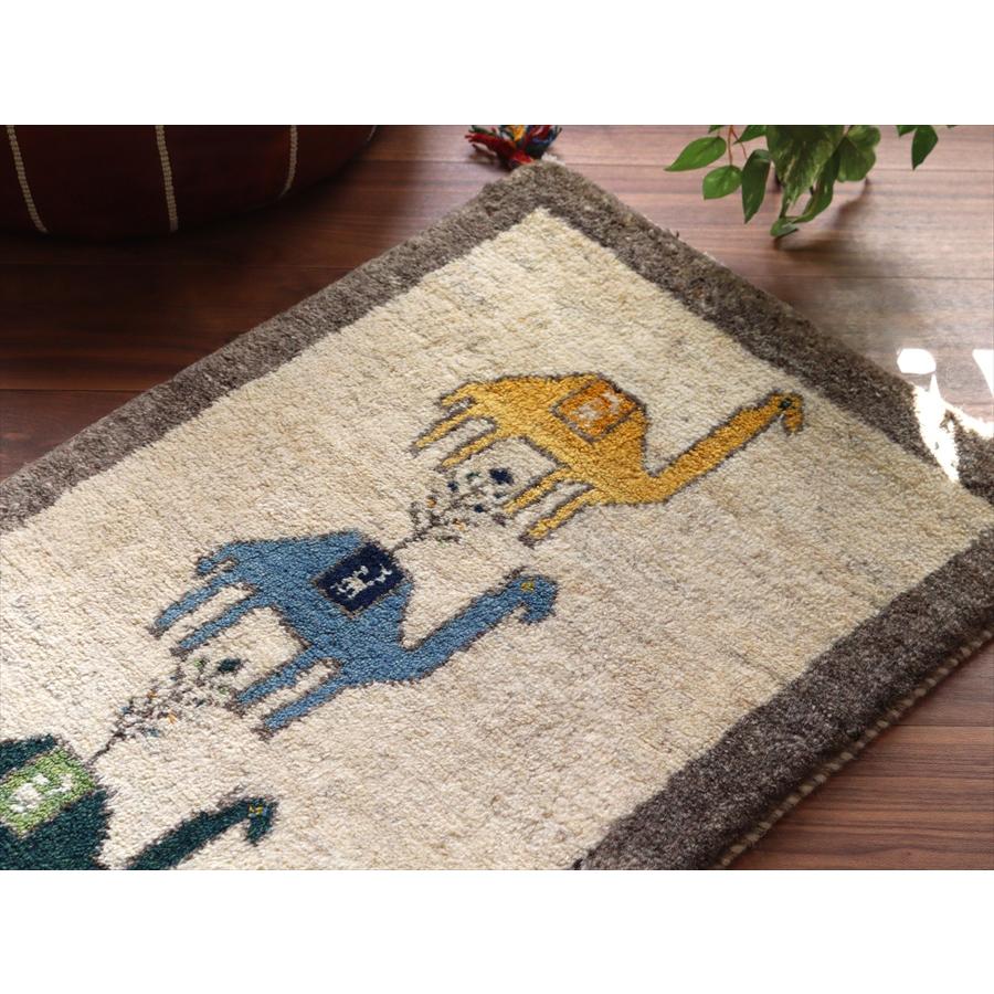 ギャッベ イラン産手織りラグ 88x55cm ラクダと植物 アイボリー |  | 02