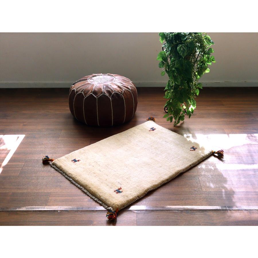 ギャッベ イラン産手織りラグ 88x66cm シンプルモチーフ アイボリー |  | 01