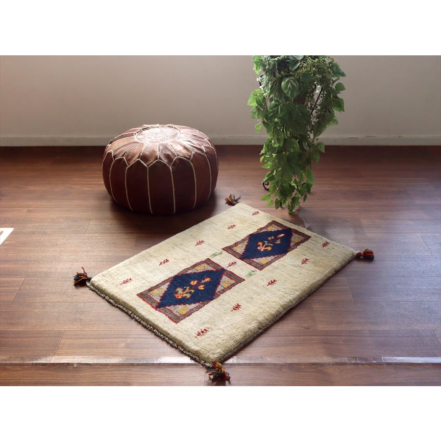 ギャッベ イラン産手織りラグ 88x65cm 花と動物 アイボリー |  | 01