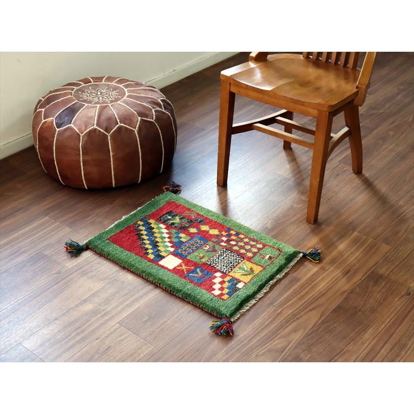 ギャッベ ミニギャベ イラン産 61×43cm グリーンとレッド カラフルタイル 生命の樹と動物 |  | 01