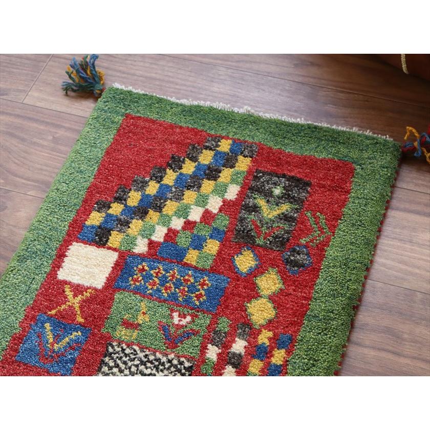 ギャッベ ミニギャベ イラン産 61×43cm グリーンとレッド カラフルタイル 生命の樹と動物 |  | 02