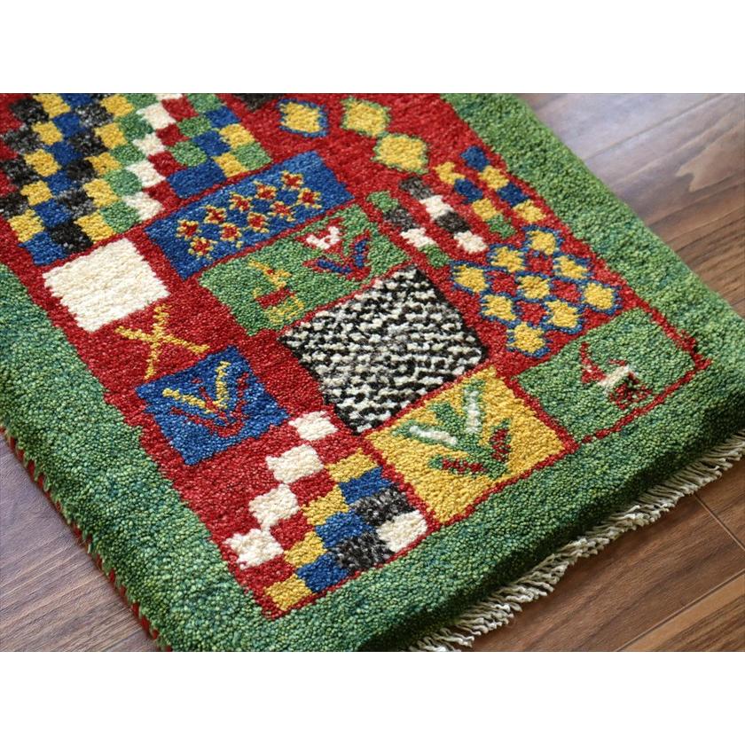 ギャッベ ミニギャベ イラン産 61×43cm グリーンとレッド カラフルタイル 生命の樹と動物 |  | 03