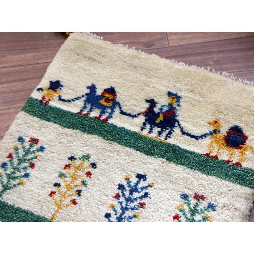 ギャッベ ミニギャベ イラン産 58×42cm ナチュラルアイボリー ラクダのキャラバン |  | 02