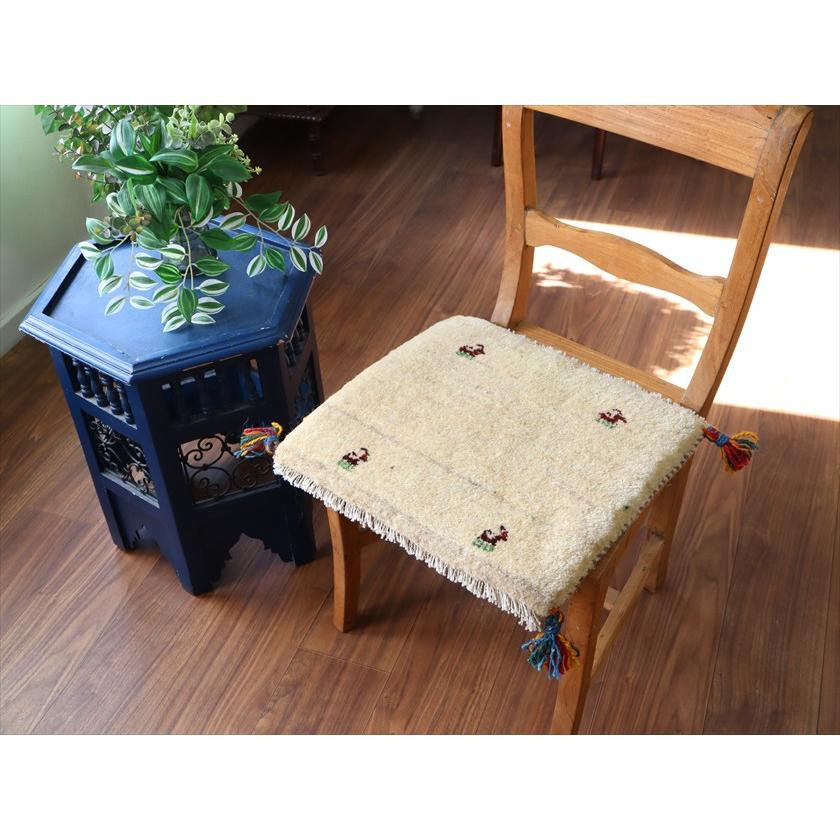 ギャッベ イラン産手織り 座布団サイズ 39×42cm ナチュラルアイボリー 動物モチーフ |  | 01