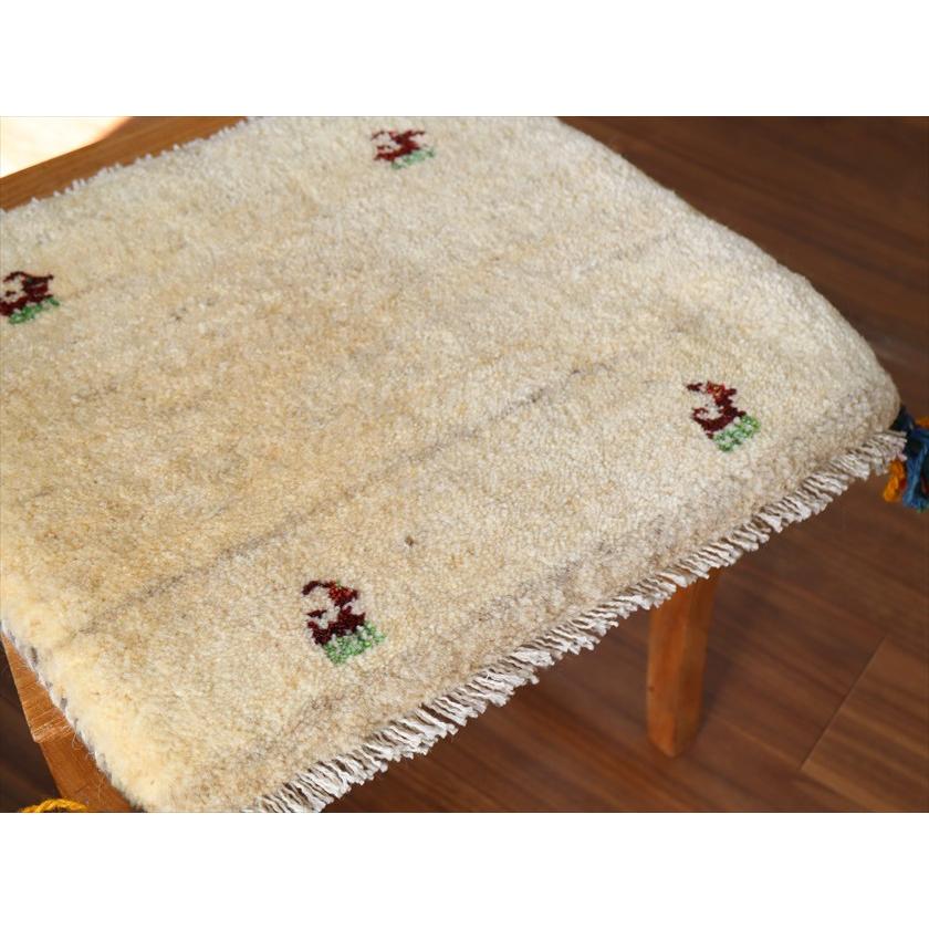 ギャッベ イラン産手織り 座布団サイズ 39×42cm ナチュラルアイボリー 動物モチーフ |  | 02