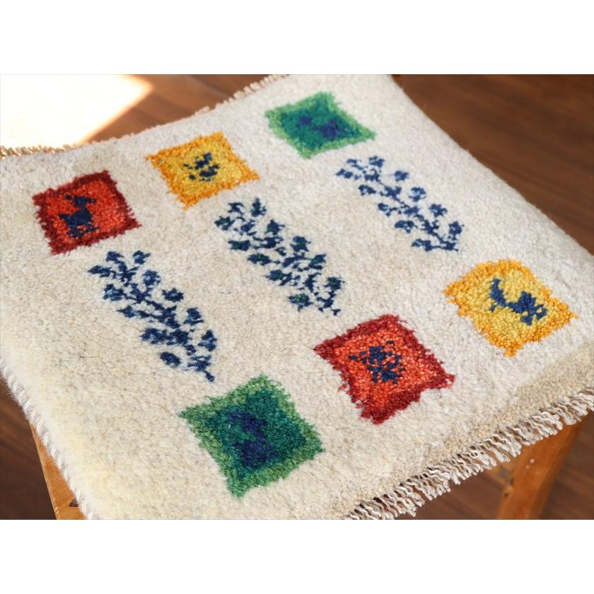 ギャッベ イラン産手織り 座布団サイズ 38×40cm ナチュラルアイボリー 動物と連なる生命の樹 |  | 02