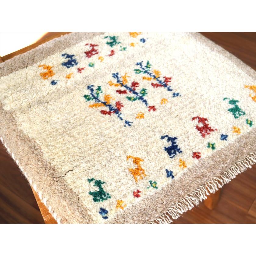 ギャッベ イラン産手織り 座布団サイズ 42×43cm ナチュラルアイボリー カラフルな動物と生命の樹 |  | 02