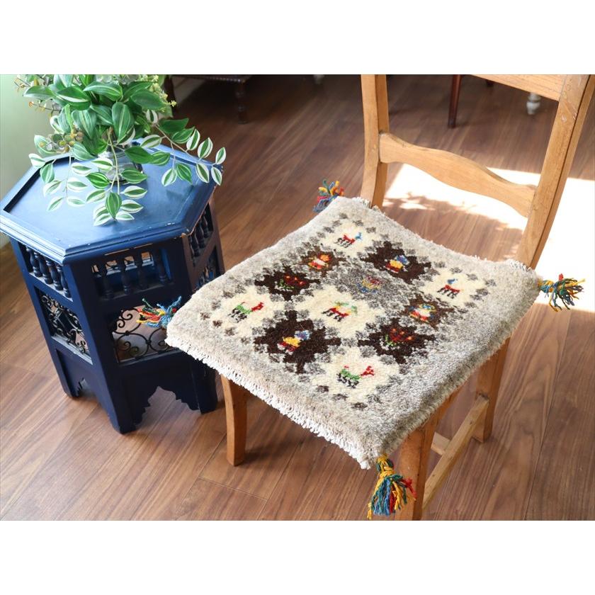 ギャッベ イラン産手織り 座布団サイズ 43×43cm ナチュラルアイボリー 動物と人のモチーフ |  | 01