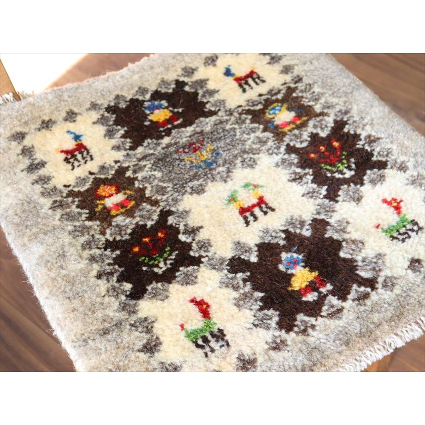 ギャッベ イラン産手織り 座布団サイズ 43×43cm ナチュラルアイボリー 動物と人のモチーフ |  | 02