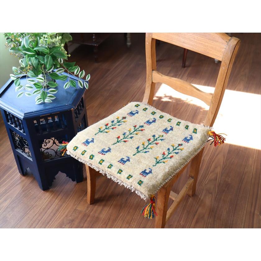 ギャッベ イラン産手織り 座布団サイズ 42×42cm ナチュラルアイボリー 動物と連なるカラフルな生命の樹 |  | 01
