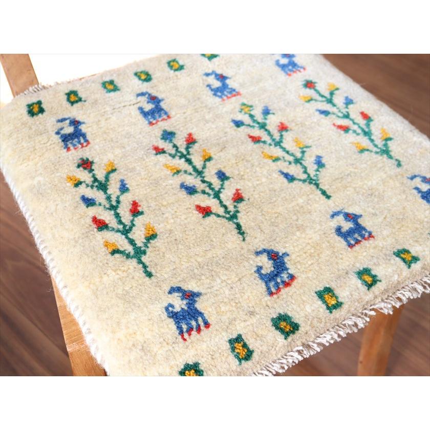 ギャッベ イラン産手織り 座布団サイズ 42×42cm ナチュラルアイボリー 動物と連なるカラフルな生命の樹 |  | 02