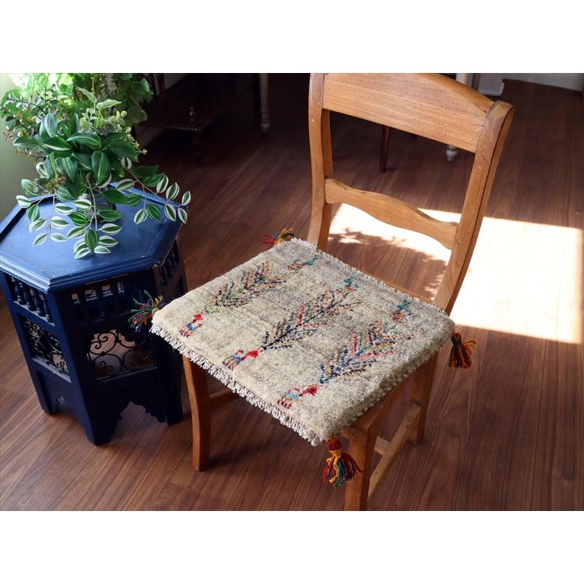 ギャッベ イラン産手織り 座布団サイズ 38×44cm ナチュラルアイボリー 動物と連なるカラフルな生命の樹 |  | 01