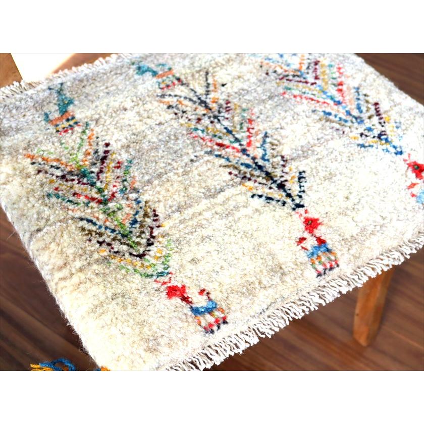 ギャッベ イラン産手織り 座布団サイズ 38×44cm ナチュラルアイボリー 動物と連なるカラフルな生命の樹 |  | 02